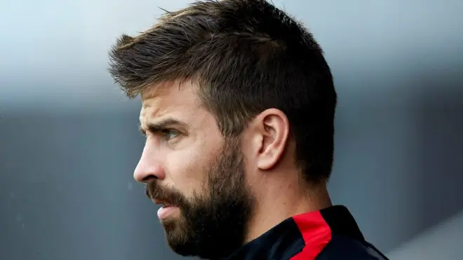 تعرض بيكيه لهتافات معادية من الجمهور بسبب موقفه من الاستفتاء