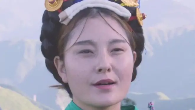 مشرقی ایشیا میں عموماً عوامی مقامات پر بوسہ لینے کو اچھا تصور نہیں کیا جاتا تاہم چین کے علاقے ایبا کے چرواہوں کے لیے بوسہ ان کی ثقافت کا حصہ ہے۔