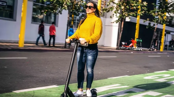 žena na trotinetu