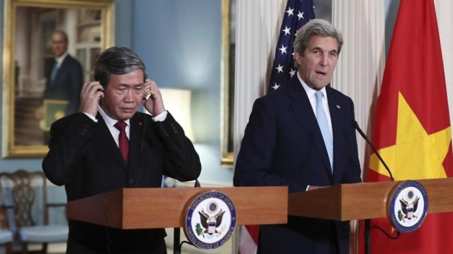 Dinh The Huynh and John Kerry press brief in Washington