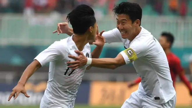 Lee Seung-woo (kiri) merayakan gol bersama Son Heung-min (kanan) yang ia cetak ke gawang Vietnam di semifinal Asian Games 2018.