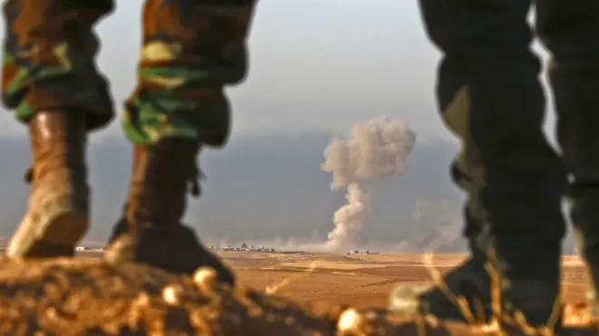 облако дыма с ноги в ботинках