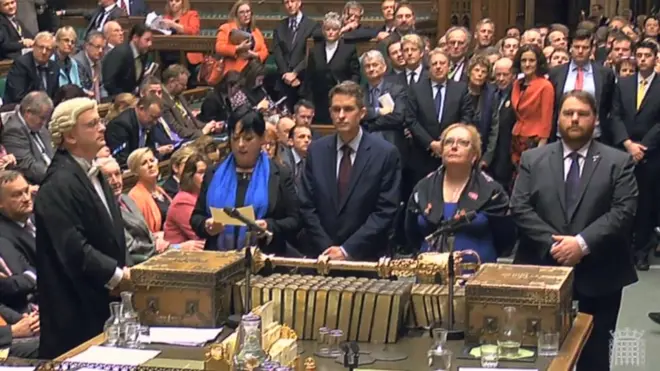 Sebanyak 498 suara mendukung dimulainya proses resmi Brexit 114 suara menentang.