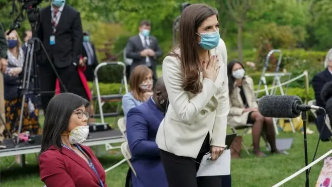 CBS华裔女记者蒋为佳（Weijia Jiang）和CNN女记者卡特兰·科林斯（Kaitlan Collins）在5月11日的白宫记者会上向特朗普提问