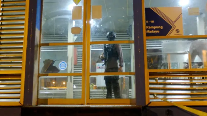 Dua ledakan bom panci menewaskan lima orang, tiga diantaranya polisi dan dua diduga sebagai pelaku ledakan