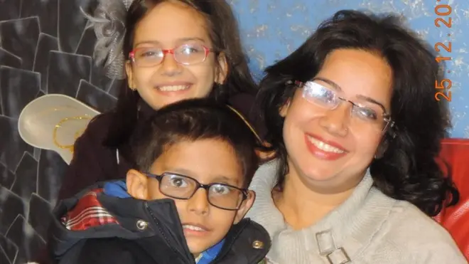 सदफ़ अपने बच्चों के साथ