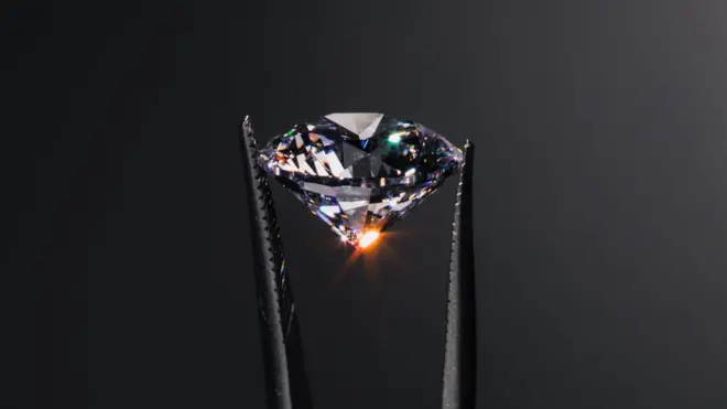 प्रयोगशालामा बनाइएको हीरा