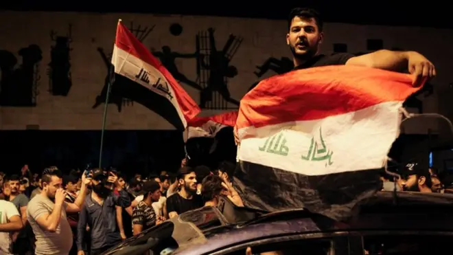 متظاهر عراقي في ساحة التحرير