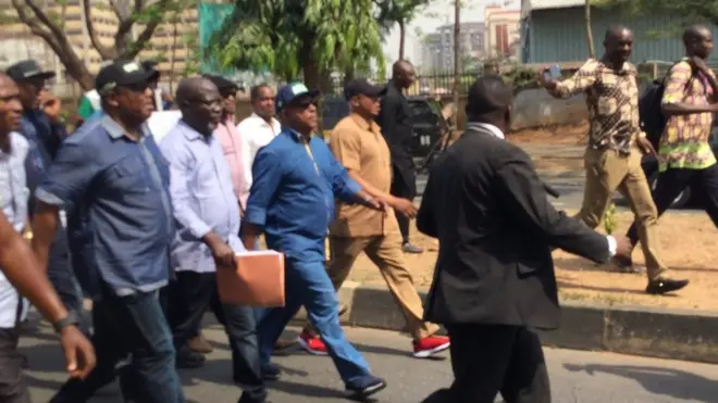 PDP leaders dey march go INEC HQ