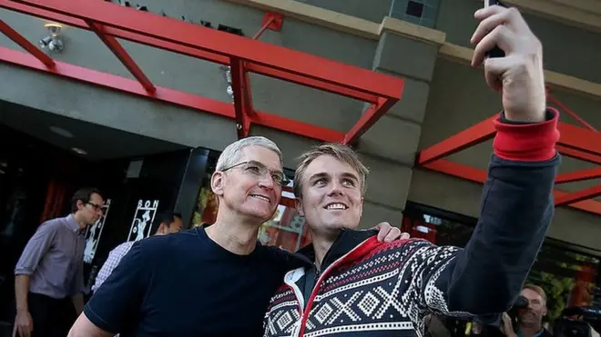 Un joven se toma un selfie con Tim Cook