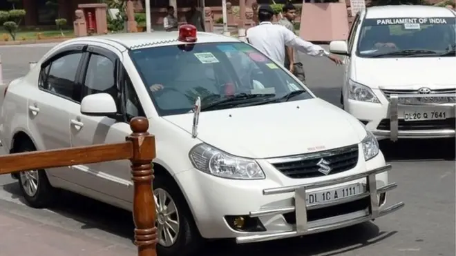 نئے قانون کے تحت صرف ہنگامی گاڑیوں جیسے کہ ایمبولنس، فائر ٹرک، یا پولیس کی گاڑیوں کو اس لائٹ کی اجازت ہوگی۔