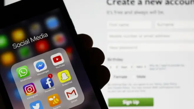 تسابقت مواقع التواصل الاجتماعي من أجل حذف فيديو هجوم نيوزلندا، لكنها فشلت في مواكبة سرعة نشره