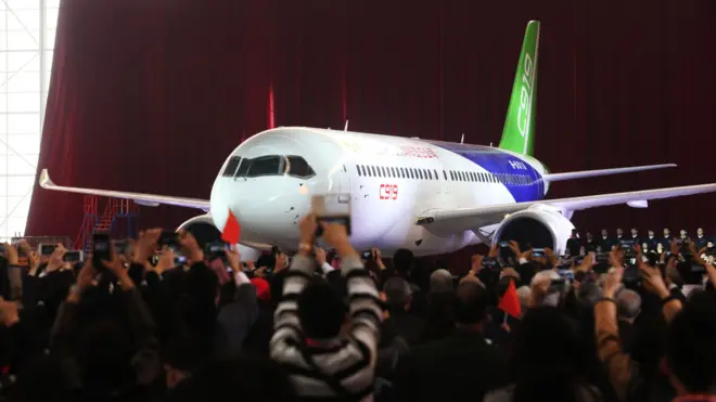 C919客机首架机在上海浦东基地厂房下线（中新社图片2/11/2015）