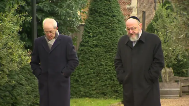 聖公會坎特伯雷大主教韋爾比（左）與英聯邦猶太教首席拉比米爾維斯（右）在倫敦蘭柏宮內踱步
