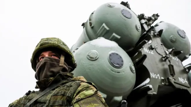 Seorang prajurit Rusia dengan latar belakang sistem rudal S-400 Triumf anti-pesawat yang ditempatkan di dekat kota Dzhankoy di Krimea, 20 November 2018.