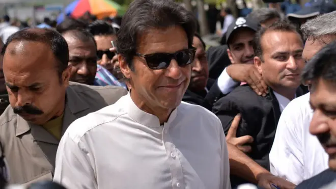 عمران خان کا کہنا تھا کہ نواز شریف کے پاس وزارتِ عظمیٰ پر فائز رہنے کا کوئی جواز باقی نہیں رہ گیا ہے