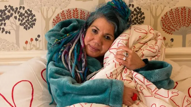 She go wear dressing gown for di wedding wey she tok say any pesin fit come