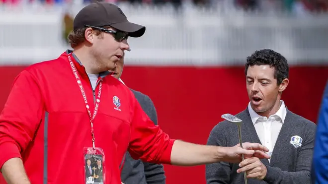 Rory McIlroy (derecha) quedó asombrado como todos en el Club de Golf Hazeltine National luego de que David Johnson (izquierda) logró el tiro perfecto.