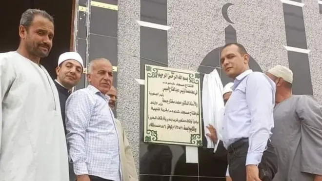 اُفتتح المسجد باسم مسجد "عزبة شنودة" قبل أن يتحول لاحقا لاسم مسجد "عباد الرحمن"