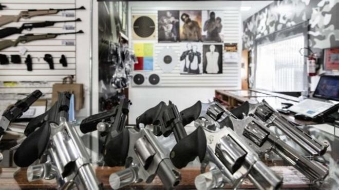 Revólveres sobre uma mesa no clubejogar bot million casinotiro 1911, zona nortejogar bot million casinoSão Paulo