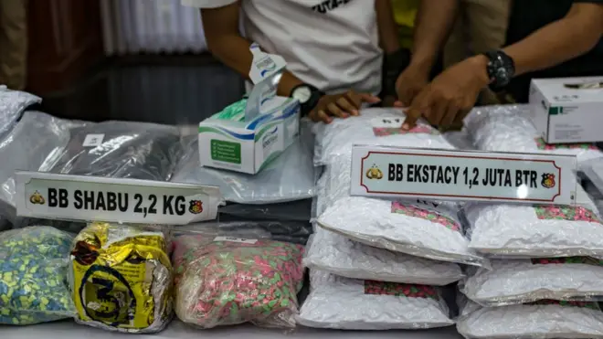 Barang bukti 1,2 juta butir pil ekstasi yang melibatkan sindikat internasional dari Belanda dan peredarannya dikendalikan dari penjara.