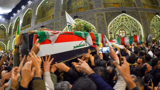 Qasım Süleymaninin cənazəsi şənbə günü Soleimani's coffin was carried through Iraqi cities on Saturday