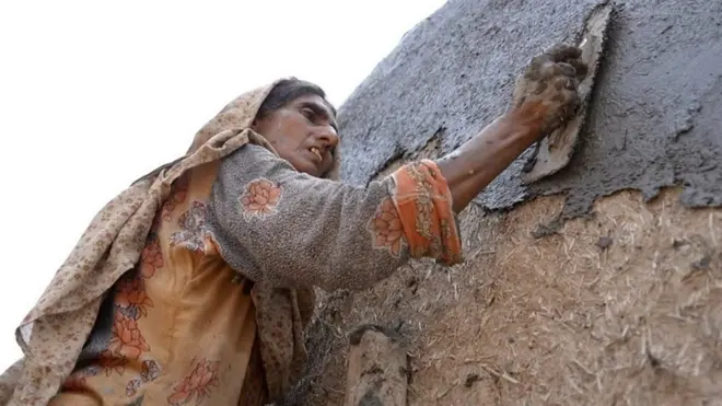 گھر مرمت کرتی خواتین