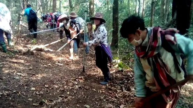 เมื่อถึงฤดูแล้งที่มักเกิดไฟป่า ชาวบ้านในหมู่บ้านภาคเหนือจะร่วมแรงรวมใจกันทำแนวกันไฟเพื่อป้องกันหมู่บ้านจากไฟป่าที่อาจลามมาถึง ภาพนี้เป็นชาวบ้านจากหมู่บ้านชาวกะเหรี่ยงใน อ.จอมทอง จ.เชียงใหม่