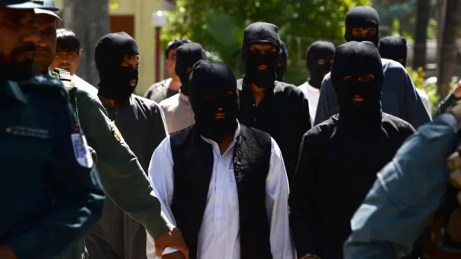 امنیتي چارواکي په ننګرهار کې د بېلابېلو ډلو ډپلو له ګواښ سره مخامخ دي چې ډېری یې وسله وال دي.