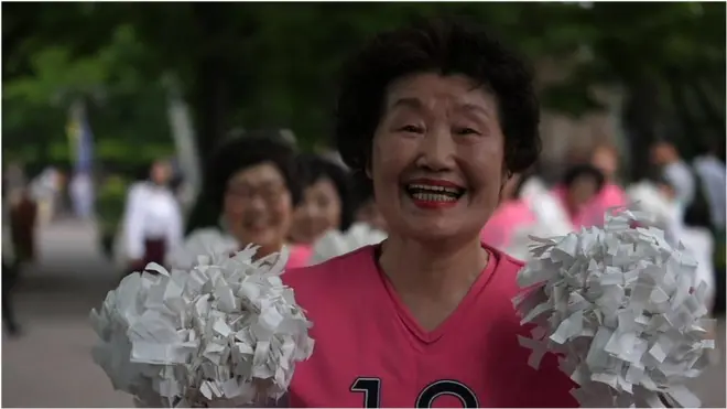 တောင်ကိုရီးယားက အသက် ၇၀ ကျော် အကအဖွဲ့