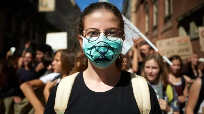 ผู้หญิงใส่หน้ากากปิดปาก