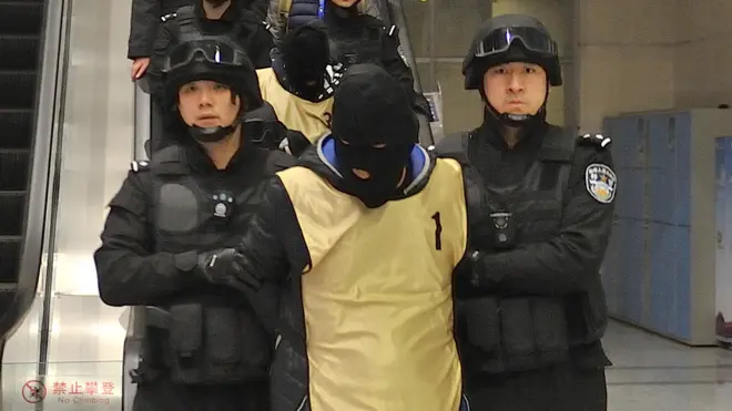 中國哈爾濱押送詐騙犯人(15/1/2018)