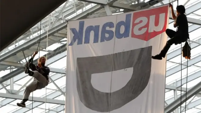 Протестувальники під куполом стадіону