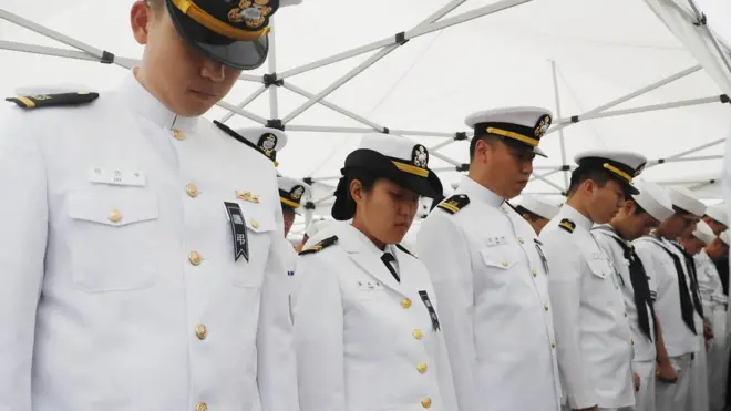 홋줄 사고로 순직한 고 최종근 하사 안장식에서 묵념을 하고 있는 해군 장병들