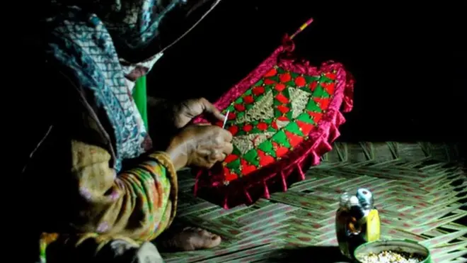 خیبر پختونخوا کے مختلف علاقوں میں آج بھی کئی گھنٹوں بجلی غائب رہتی ہے۔ ایسے میں بسنامہ رات کے اندھیرے میں ٹارچ کی روشنی میں کام کر کہ اپنی روزی روٹی کماتی ہیں