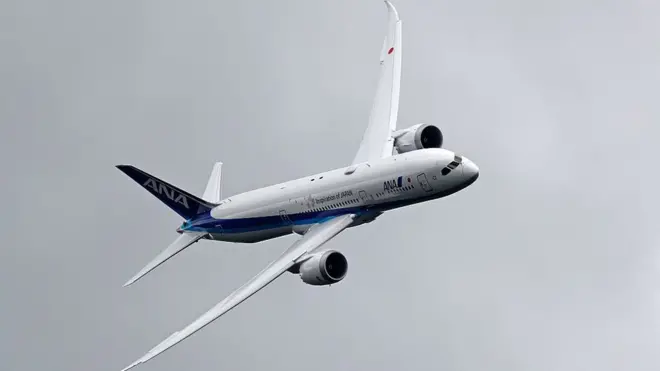 Boeing 787 Dreamliner "рисует" свой силуэт в небе уже 14 часов