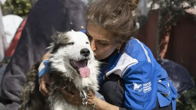 지진 발생 23일 만에 건물 잔해에서 구조된 개