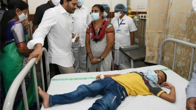 В больницах оказались сотни людей, их основные симптомы - тошнота, судороги и потеря сознания