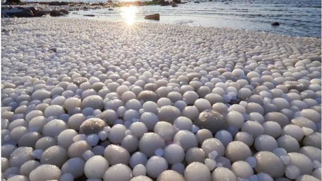 พบก้อนน้ำแข็งรูปไข่จำนวนมาก บนชายหาดเกาะไฮลัวโท (Hailuoto) ของฟินแลนด์ เมื่อวันอาทิตย์ที่ผ่านมา