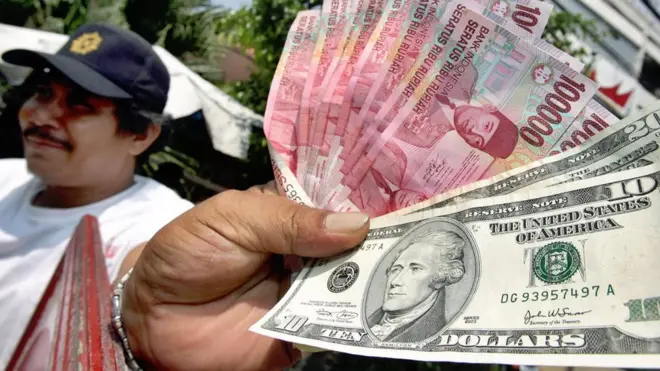 Rabu sore, kurs rupiah ditutup di level Rp14.080 per dolar AS, level terdalam sejak dua tahun lalu.