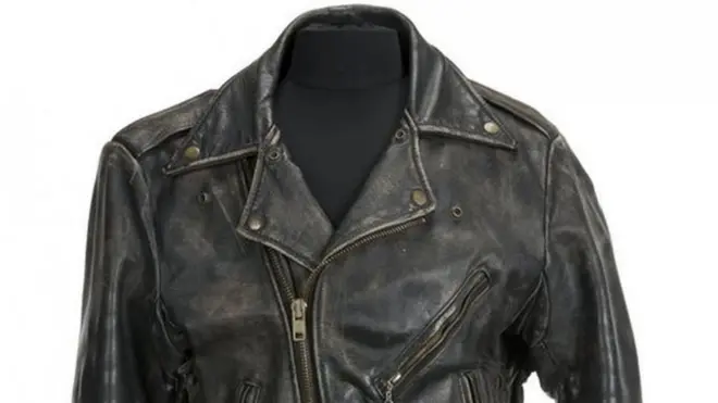 La chaqueta de cuero que Swayze usó en "Dirty Dancing" la compró un coleccionista que se identificó como Glenn y del que no trascendieron más detalles.
