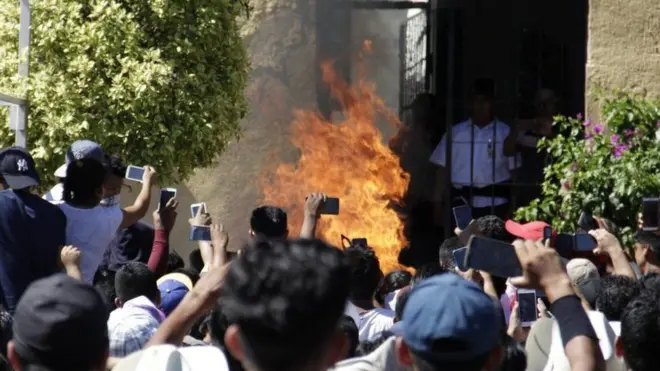 Sejumlah telepon genggam mengambil gambar saat Ricardo dan Alberto dibakar.