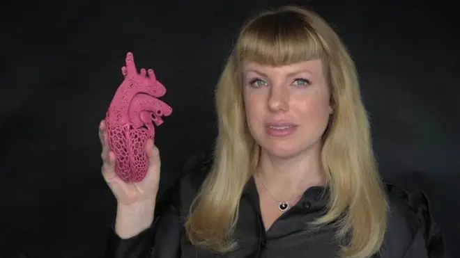 المرأة التي تستخدم الخلايا الجذعية في أعمال فنية