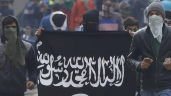 कश्मीर में कथित चरमपंथी संगठन इस्लामिक स्टेट के झंडे के साथ प्रदर्शनकारी