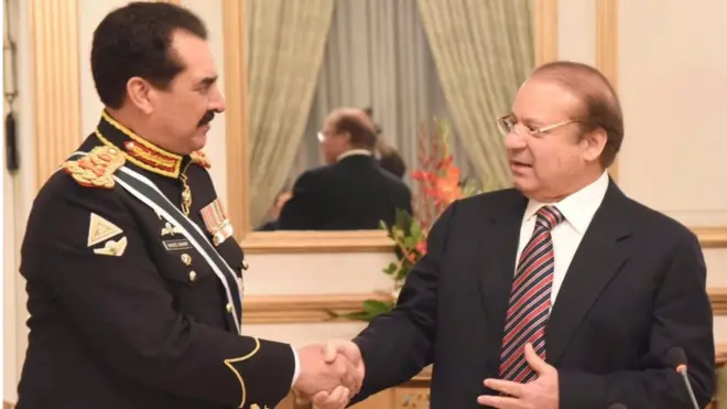 پاکستان کے وزیراعظم پاکستانی فوج کے سربراہ جنرل راحیل شریف کے ساتھ