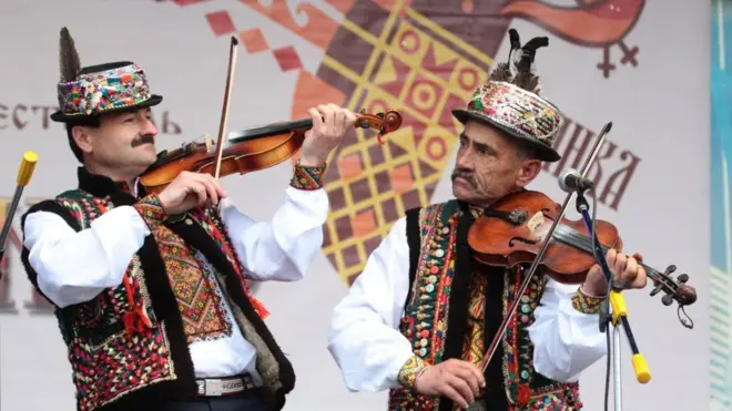 Будь-яке пересування у межах власної країни, дозволило б українцям краще зрозуміти один одного, вважає письменник Сергій Жадан