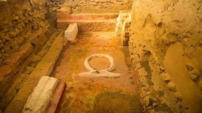 Las paredes, el altar (en la foto), el foso y los artefactos de Cancho Roano se conservaron bien a pesar del incendio.
