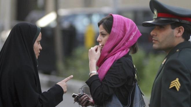 Mujer hablando con joven con hiyab