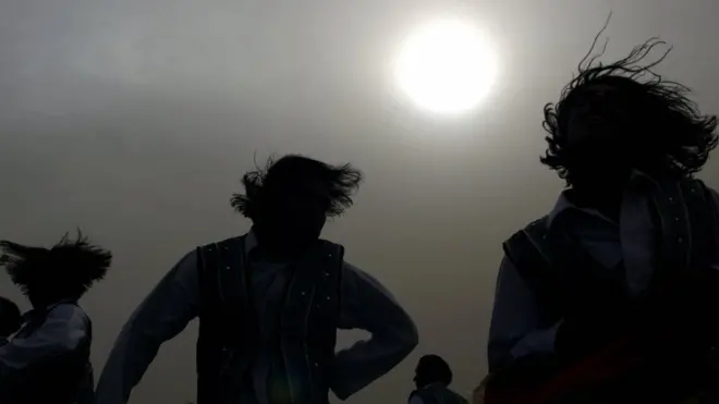 په لیک کې هغه کس قومي مجرم بلل شوی، چې له دغه بندیزه سر غړوونه کوي.