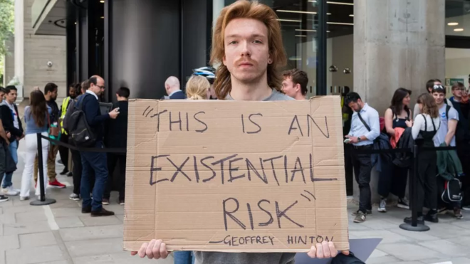 Homem faz protesto com placa1xbet resultspapelão contra a Inteligência Artificial